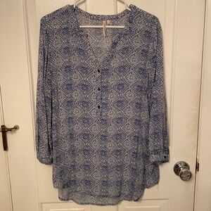 Blue pattern V neck accent blouse